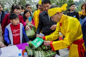 Độc đáo Hội thi gói bánh chưng Côn Sơn - Kiếp Bạc