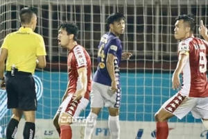 Công Phương phản ứng gay gắt với trọng tài khi bị từ chối quả penaty