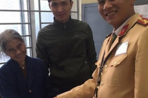 Đội CSGT số 15 giúp một bà cụ bị lạc đường trở về nhà