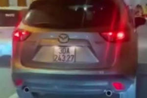 Phạt 4 triệu đồng, tước GPLX 2 tháng tài xế ô tô đi sai làn ở hầm Kim Liên