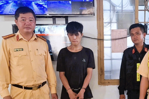 Bắt thanh niên trộm dây cáp điện ở đường ven cao tốc