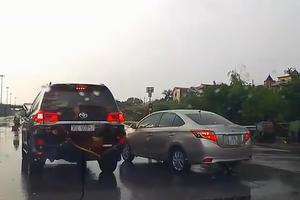 [Clip]: Hai xế hộp chèn ép nhau trên tuyến phố Hà Nội