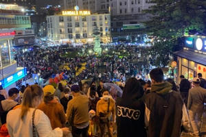 'Biển người' chen chân ở chợ đêm Đà Lạt bất chấp trời mưa