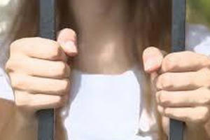 Gã bán đồ chơi trẻ em làm trò đồi bại với bé gái 12 tuổi