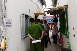 Con gái gào khóc khi phát hiện mẹ tử vong trong nhà vệ sinh