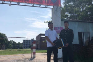 Nhặt được túi xách chứa hàng trăm triệu, chiến sĩ CSCĐ trả lại cho người đánh rơi