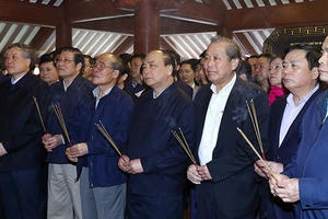 Thủ tướng dâng hương tưởng nhớ Chủ tịch Hồ Chí Minh