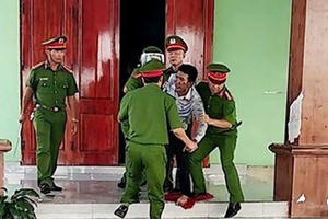 Ghen với vợ, nhốt 3 con ruột để tự thiêu