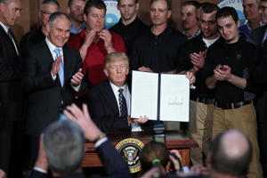 Trump xoá chính sách chống biến đổi khí hậu thời Obama