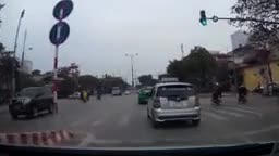 Đi lấn làn còn chặn xe, đe dọa người đi cùng chiều