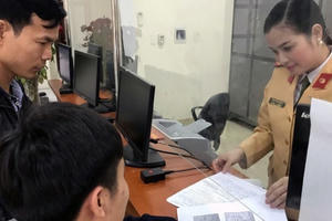 Hà Nội: Đi đăng ký xe, để quên túi xách có 100 triệu đồng