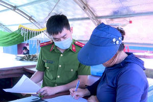 Công an huyện Đức Thọ bắt giữ 6 sà lan khai thác cát trái phép