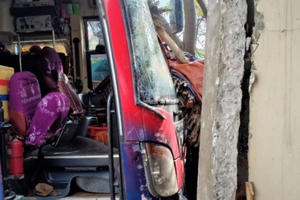 Hà Tĩnh: Bị trâu ngáng đường, xe khách đâm vào nhà dân