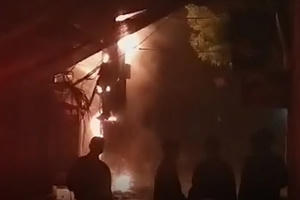 [Clip]: Cháy cột điện trong đêm, nhiều người dân hoảng loạn