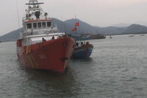 Cứu hộ thành công tàu cá và 10 ngư dân gặp nạn trên biển