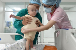 Trúc Nhi - Diệu Nhi: Đã có thể ngồi vững, sẵn sàng tập những bước đi đầu tiên