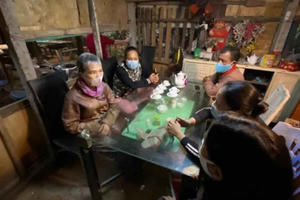 Cúi xuống thật gần…