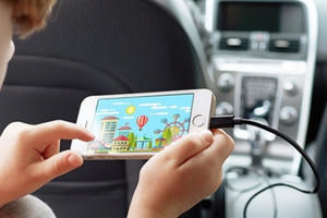 Vừa dùng điện thoại vừa sạc bin, cháu bé bị điện giật tử vong