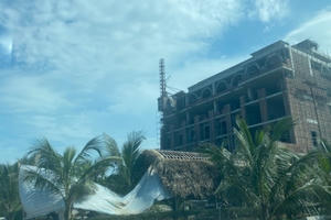 Tiếp vụ khách sạn xây xong mới cấp phép: “Huyện nói một đằng, xã nói một nẻo”