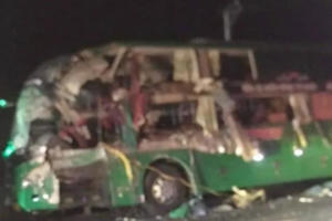 Phú Yên: 2 xe khách đấu đầu trong đêm, 11 người thương vong Phú Yên: 2 xe khách đấu đầu trong đêm, 11 người thương vong