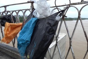 Đường phố, cầu ở Thủ đô "gánh rác" vì dân đốt, thả tro vàng mã xuống sông Hồng