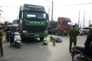 Hà Nội: Xe ben húc xe máy, 1 người tử vong Hà Nội: Xe ben húc xe máy, 1 người tử vong