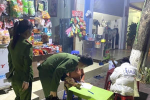 Lào Cai: Kịp thời ngăn chặn lô hàng kẹo trái cây 7 mầu không rõ nguồn gốc