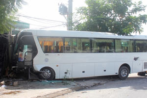 Khánh Hòa: Xe khách lao vào nhà dân, hành khách được 1 phen hú hồn Khánh Hòa: Xe khách lao vào nhà dân, hành khách được 1 phen hú hồn