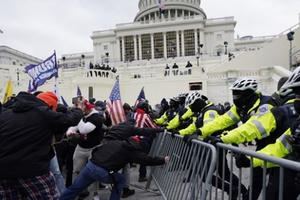 Mỹ: Đối đầu vũ trang tại Hạ viện, khả năng có bom ống ở khắp thủ đô Mỹ: Đối đầu vũ trang tại Hạ viện, khả năng có bom ống ở khắp thủ đô