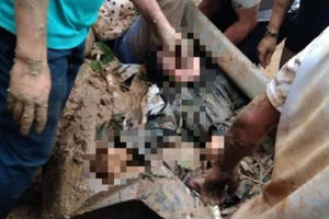 Cứu sống 2 cô giáo bị đất đá vùi lấp trên đường đi dạy về