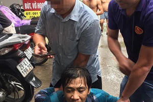 Trộm 'nhầm' quán công an ăn trưa, nhảy xuống bùn cũng không thoát