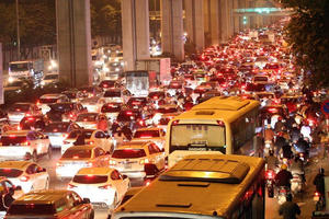 Người tham gia giao thông phải bật đèn chiếu sáng sau 18h