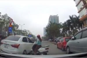 [Clip]: "Ninja Lead đâm 3 nhát chí mạng" vào sườn Huyndai