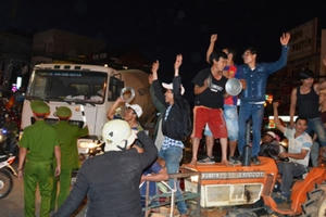 Người dân Lâm Đồng dùng máy cày đi cổ vũ, ăn mừng đội tuyển Việt Nam chiến thắng