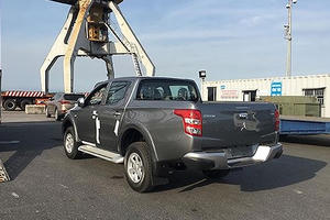 Ô tô nhập diện quà biếu, tặng: Hải quan lúng túng