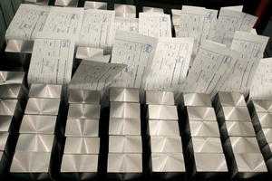 Giá dầu trượt nhẹ, giá kim loại quý suy yếu