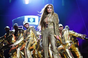 Jennifer Lopez khoe trọn đường cong với Atelier Versace