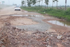 Vì sao đường gom Cao tốc Hà Nội - Bắc Giang xuống cấp nghiêm trọng