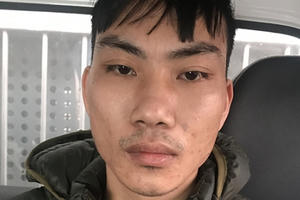 Xiết cổ "vợ hờ" đến chết rồi bế con đi trốn Xiết cổ "vợ hờ" đến chết rồi bế con đi trốn