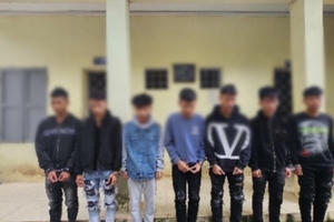 Nhóm thanh thiếu niên dùng vỏ chai bia, dao phóng lợn gây rối trật tự công cộng