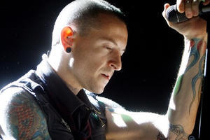 Chester Bennington - thủ lĩnh nhóm Linkin Park tự tử ở tuổi 41