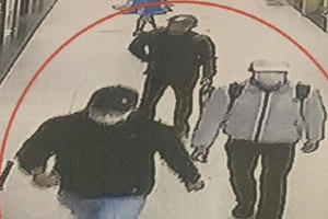 Truy tìm nhóm đối tượng liều lĩnh xịt hơi cay, đánh người ở chung cư để cướp tài sản