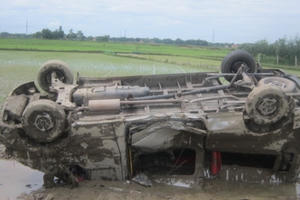Thanh Hóa: Xe ô tô lao thẳng xuống ruộng sau khi đối đầu với xe máy