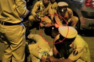 Bị kiểm tra nồng độ cồn, tài xế lấy dép táng thẳng vào mặt CSGT vì 'Người nhà tôi làm công an cả đấy"!