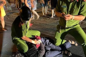 Khống chế thiếu niên 14 tuổi dùng dao đâm 2 người bị thương do nghiện game bạo lực