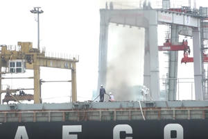 Tàu đang neo đậu bất ngờ bốc cháy