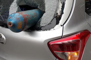 Hà Nội: Đang lưu thông trên đường, chiếc ôtô bị một bình gas từ “trên trời" rơi trúng