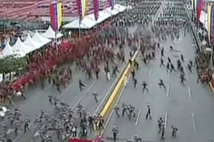 Clip khoảnh khắc máy bay không người lái "tấn công tổng thống Venezuela"