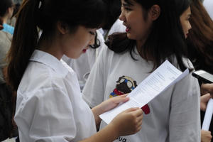 Hãy dừng cuộc đua ra đề thi khó kèm độc, lạ!