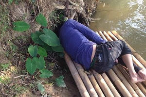 Người đàn ông lạ nằm bất tỉnh trên chiếc bè nứa chiều 29 Tết